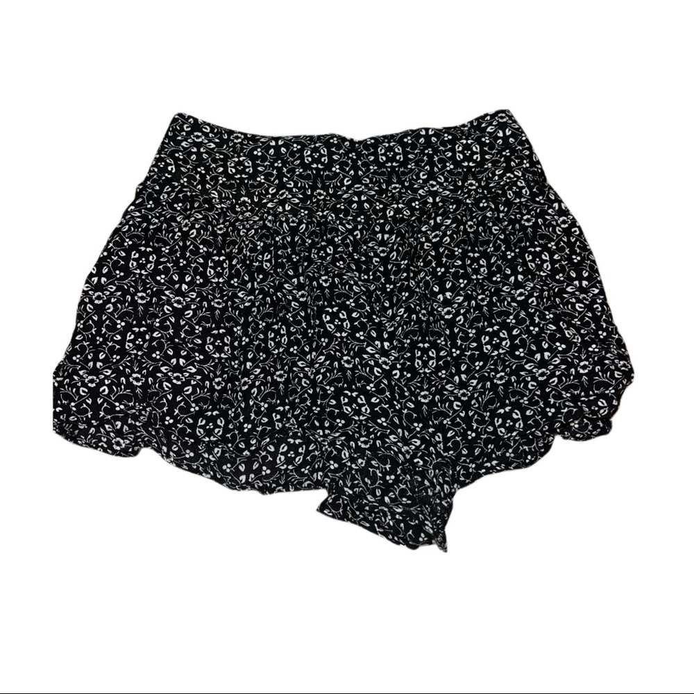 Cute American Eagle B&W Floral Swing Shorts